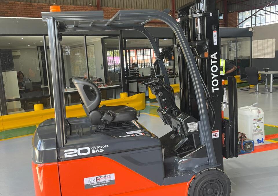 Toyota 2 Ton Electric Reach Truck